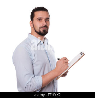 Geschäftsmann schreiben auf einem Klemmbrett, isoliert. Junger Mann mit Haar Bun. Stock Bild Stockfoto