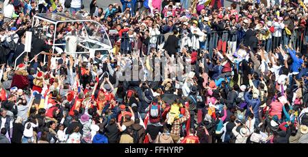 Mexico City, Mexiko. 13. Februar 2016. Papst Francis wird von Tausenden von Anhänger aus seinem Papamobil auf dem Weg zur Messe in der Basilika der Jungfrau von Guadalupe in Mexiko-Stadt, Mexiko 13. Februar 2016 feiern begrüßt. Stockfoto