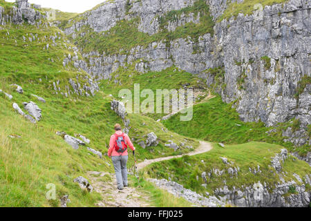 Wonam zu Fuß in Malham Bereich, North Yorkshire, England, UK. Stockfoto