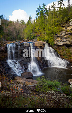 Die Blackwater River, fällt einem 62 Fuß Bahndamm in Blackwater Falls State Park. Stockfoto