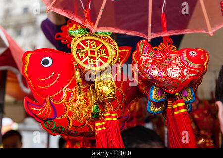 London, UK. 14. Februar 2016.  Bunte chinesische Dekorationen sind am Trafalgar Square als Bestandteil des chinesischen Neujahrsfestes verkauft. Feste feiern im Jahr des Affen, die am 8. Februar begann. Londoner Feierlichkeiten sollen die größten außerhalb Chinas sein. Stockfoto