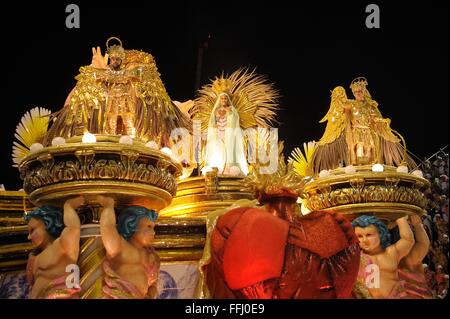 Samba-Tänzer führen im Sambadrome während der Parade der Champions nach Rio Karneval 13. Februar 2016 in Rio De Janeiro, Brasilien. Die Parade feiert die Gewinner der Karneval-Samba-Wettbewerbe. Stockfoto