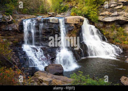 Die Blackwater River, fällt einem 62 Fuß Bahndamm in Blackwater Falls State Park. Stockfoto