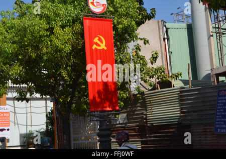 Saigon, Vietnam. Sie lieben ihre Flagge in Saigon, sie zeigen es auf jedem Laternenpfahl und Baum und andere Strecke Säule kann Stockfoto