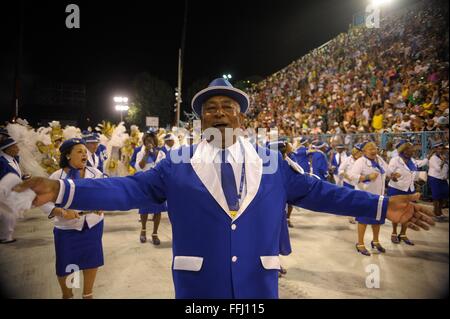 Kostümierte Samba Tänzer im Sambadrome während der Parade der Champions nach Rio Karneval 13. Februar 2016 in Rio De Janeiro, Brasilien. Die Parade feiert die Gewinner der Karneval-Samba-Wettbewerbe. Stockfoto