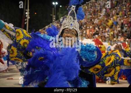 Kostümierte Samba Tänzer im Sambadrome während der Parade der Champions nach Rio Karneval 13. Februar 2016 in Rio De Janeiro, Brasilien. Die Parade feiert die Gewinner der Karneval-Samba-Wettbewerbe. Stockfoto