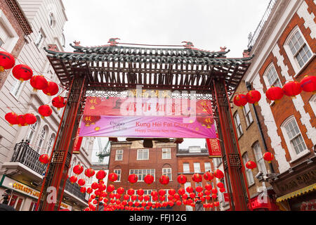 London, UK. 14. Februar 2016. Das Eingangstor in Londons Chinatown empfängt die Besucher in das chinesische Neujahrsfest. Feste feiern im Jahr des Affen, die am 8. Februar begann.  Londoner Feierlichkeiten sollen die größten außerhalb Chinas sein. Stockfoto