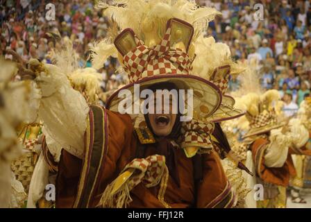 Kostümierte Samba Tänzer im Sambadrome während der Parade der Champions nach Rio Karneval 13. Februar 2016 in Rio De Janeiro, Brasilien. Die Parade feiert die Gewinner der Karneval-Samba-Wettbewerbe. Stockfoto