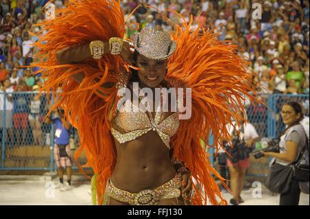 Kostümierte Samba Tänzer im Sambadrome während der Parade der Champions nach Rio Karneval 13. Februar 2016 in Rio De Janeiro, Brasilien. Die Parade feiert die Gewinner der Karneval-Samba-Wettbewerbe. Stockfoto