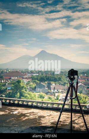 Eine Kamera auf einem Stativ fotografieren des Vulkans Merapi in Yogyakarta, Java, Indonesien. Stockfoto