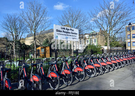 Santander-Fahrräder vor Link Alter Plus ältere Völker Garten unterzeichnen Mile End Tower Hamlets London England UK Stockfoto