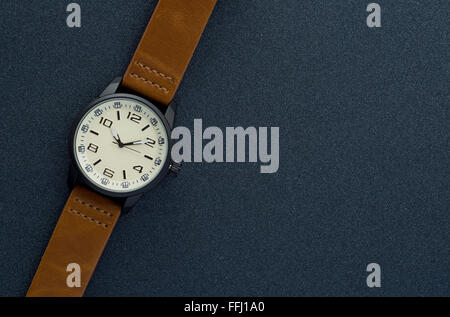 Closeup automatische Herren Uhr mit Leder Handgelenk auf dunklem Hintergrund Stockfoto