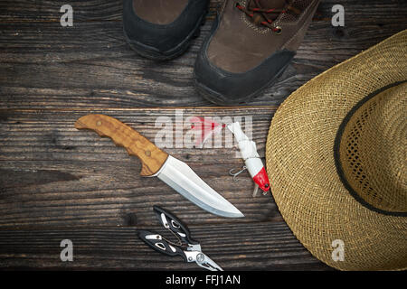 Angelgeräte und Angelausrüstung auf hölzernen Hintergrund, Ansicht von oben Stockfoto