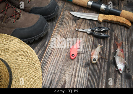 Angelgeräte und Angelausrüstung auf hölzernen Hintergrund Stockfoto