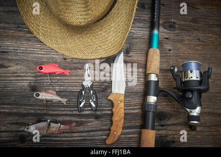 Angelgeräte und Angelausrüstung auf hölzernen Hintergrund, Ansicht von oben Stockfoto