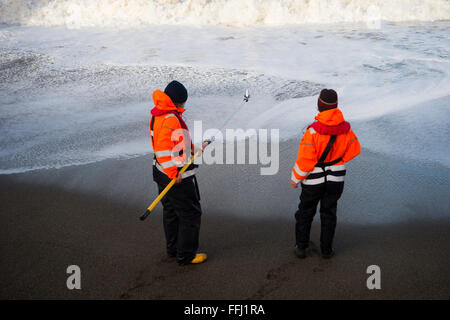 Zwei Umweltwissenschaftler Probenahme Wasser Qualität im Meer vor dem Strand von Aberystwyth an der Westküste von Wales. Flusswasser wurdest, mit Bakteriophagen und deren Verteilung und Verdünnung im Meer wird alle 60 Minuten für 48 Stunden gemessen wird Stockfoto