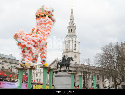 London.UK.14 Februar 2016 die Feierlichkeiten für das chinesische neue Jahr des Affen 2016, begann auf dem Trafalgar Square mit der traditionellen Löwentanz in Polen in der Mitte des Trafalgar Square, Credit getan: Paul Quezada-Neiman/Alamy Live News Stockfoto