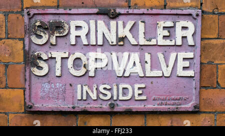 Altes Schild mit der Aufschrift "Sprinkler Stop Ventil Inside" Stockfoto