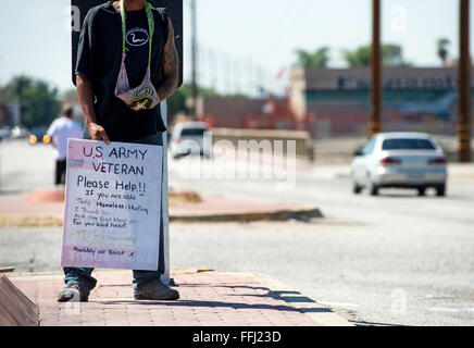 Raymond Anthony Capla, ein Obdachloser Armee-Veteran, Pfannenstiele auf Straßen im Zentrum San Gabriel Valley 28. September 2015 in Los Angeles, Kalifornien. Stockfoto