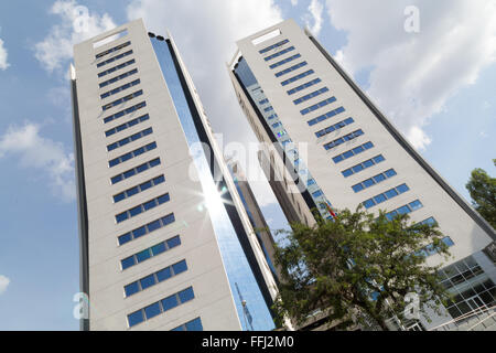 Asuncion, Paraguay. 14th. Februar 2016. Das World Trade Center (WTC) Asunción, ein Business-Komplex, wird an diesem sonnigen Tag in Asuncion, Paraguay, gesehen. Quelle: Andre M. Chang/Alamy Live News Stockfoto