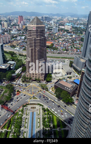 Hauptstadt Kuala Lumpur Malaya. The1483ft, sind die Petronas Towers zu den höchsten in der Welt. Blick von der Brücke der Türme. Stockfoto