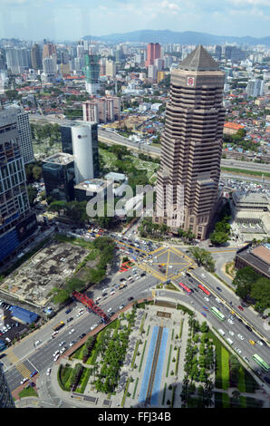 Kuala Lumpur, Malaya. The1483ft, sind die Petronas Towers zu den höchsten in der Welt. Die Ansicht der Brücke der Türme Stockfoto