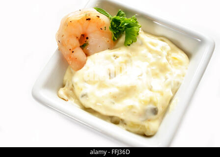 Eine einzelne Garnele in Sauce Tartar Stockfoto