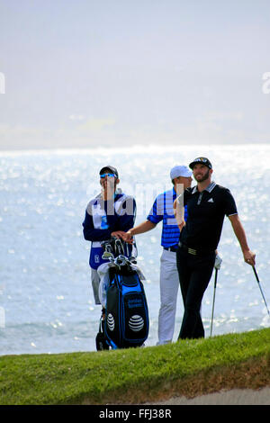 Dustin Johnson (in schwarz) und World No. 1 Golfer JORDAN SPIETH (Texas) am 17. in Pebble Beach Golf Links während des AT&T ProAm PGA Tour Events Stockfoto