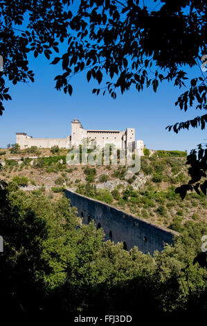 Spoleto, Umbrien. Vertikale Foto von Rocca Albornoziana dominiert die Landschaft entlang der majestätischen Ponte Delle Torri Stockfoto