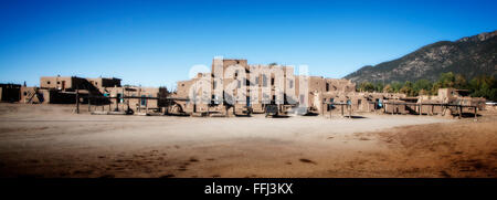 Die historischen Taos Pueblo, wurde zum UNESCO-Weltkulturerbe zwischen 1000, 1450 erbaut. Taos, New Mexiko. Stockfoto