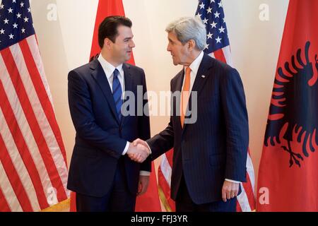 Tirana, Albanien. 14. Februar 2016. US Staatssekretär John Kerry schüttelt Hände mit albanische Opposition Partei Führer Lulzim Basha vor ihrem bilateralen Treffen im Rogner Hotel Februar 14, 2016 in Tirana, Albanien. Stockfoto