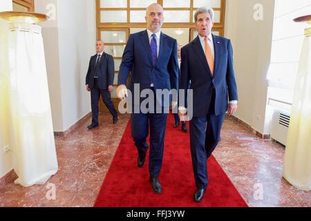 Tirana, Albanien. 14. Februar 2016. US Staatssekretär John Kerry geht mit albanische Ministerpräsident Edi Rama im Ministerpräsidium vor ihrem bilateralen Treffen 14. Februar 2016 in Tirana, Albanien. Stockfoto