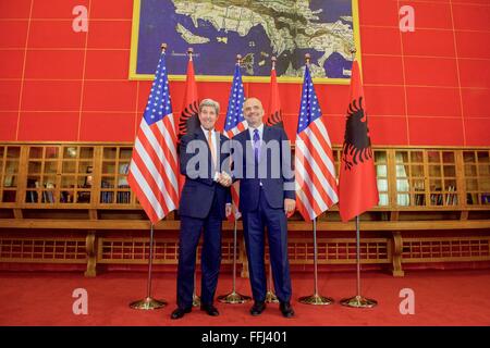 Tirana, Albanien. 14. Februar 2016. US Staatssekretär John Kerry schüttelt Hände mit albanische Ministerpräsident Edi Rama im Ministerpräsidium vor ihrem bilateralen Treffen 14. Februar 2016 in Tirana, Albanien. Stockfoto