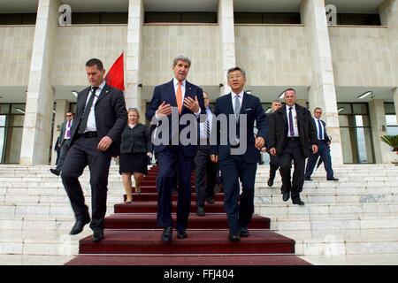 Tirana, Albanien. 14. Februar 2016. US Staatssekretär John Kerry geht mit US-Botschafter in Albanien Donald Lu als sie abreisen historisches Nationalmuseum nach einem Treffen mit führenden Vertretern der Zivilgesellschaft 14. Februar 2016 in Tirana, Albanien. Stockfoto