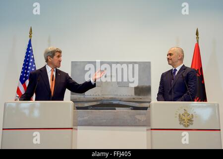 Tirana, Albanien. 14. Februar 2016. US Staatssekretär John Kerry Gesten, albanische Ministerpräsident Edi Rama während einer gemeinsamen Pressekonferenz am Prime Ministerium nach ihrer bilateralen Treffen 14. Februar 2016 in Tirana, Albanien. Stockfoto