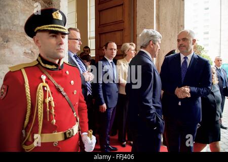 Tirana, Albanien. 14. Februar 2016. US Staatssekretär John Kerry mit albanische Ministerpräsident Edi Rama außerhalb der Ministerpräsidium nach ihrer bilateralen Treffen 14. Februar 2016 in Tirana, Albanien. Stockfoto