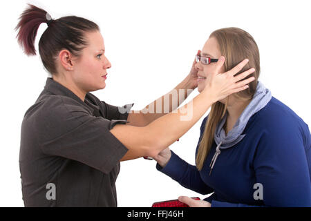 Frau Optiker Brillen Studio Schuss über weißem Hintergrund anpassen Stockfoto