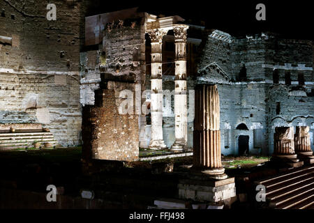 Altes Rom bei Nacht. Überreste des römischen Kaiserforums, des Trajansmarktes, des Trajansforums. UNESCO. Rom, Latium, Italien, Europa, Europäische Union, EU. Stockfoto