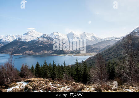 Fünf Schwestern von Kintail Berge über Loch Duich Stockfoto