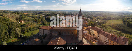 Top Panoramablick von Vinci Dorf Umgebung Wiese von Conti Guidi Burg in Italien, unter strahlend blauem Himmelshintergrund. Stockfoto