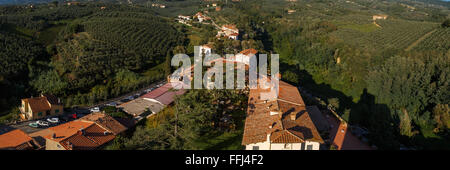 Top Panoramablick von Vinci Dorf Umgebung Wiese von Conti Guidi Burg in Italien. Stockfoto