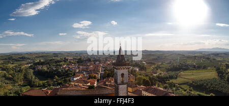 Top Panoramablick von Vinci Dorf Umgebung Wiese von Conti Guidi Burg in Italien, unter strahlend blauem Himmelshintergrund. Stockfoto