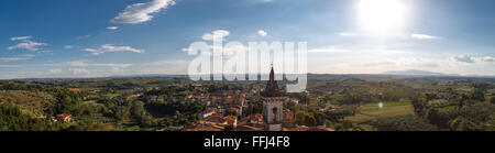 Top Panoramablick von Vinci Dorf Umgebung Wiese von Conti Guidi Burg in Italien, unter strahlend blauem Himmelshintergrund. Stockfoto