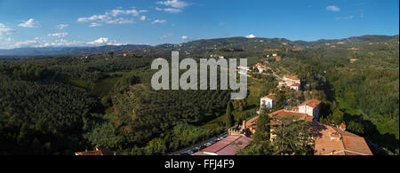 Top Panoramablick von Vinci Dorf Umgebung Wiese von Conti Guidi Burg in Italien, unter strahlend blauem Himmelshintergrund. Stockfoto