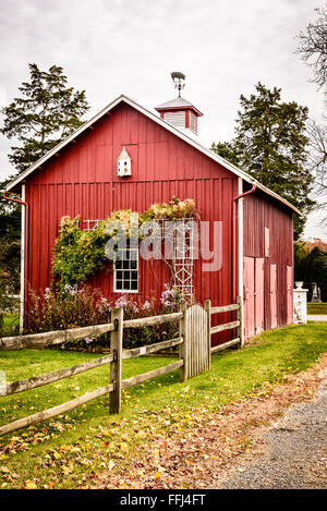 Kleine rote Scheune, South Hamilton Street, Middleburg, Virginia Stockfoto