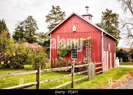 Kleine rote Scheune, South Hamilton Street, Middleburg, Virginia Stockfoto