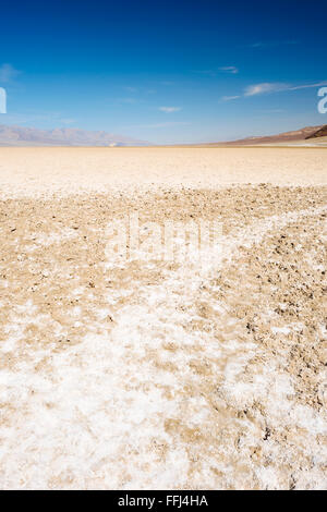 Badwater Basin in Death Valley Nationalpark, Kalifornien, der tiefste Punkt in den Vereinigten Staaten bei 282 Fuß unterhalb des Meeresspiegels. Stockfoto