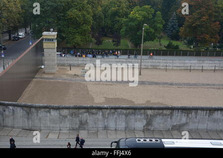 Eines der letzten verbleibenden Wachturm und Todesstreifen aus der Berliner Mauer an der Gedenkstätte Berliner Mauer. Stockfoto