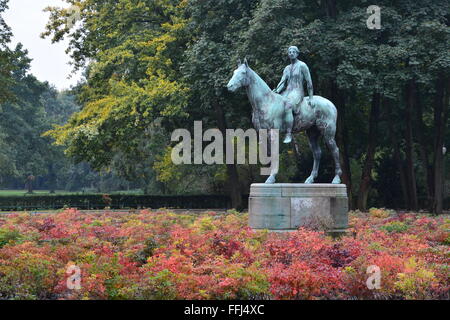 1895 Bronze Statue 'Amazone zu Pferd"von Louis Tuaillon im Tiergarten in Berlin Deutschland. Stockfoto