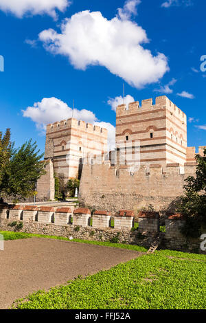 Vertikale Ansicht der alten Festungsmauer von den Belgradkapi Ruinen, Belgrad Gate ist ein Quartier im Stadtteil Zeytinburnu von Istanbul Stockfoto